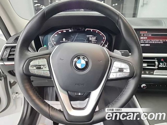 BMW 3-Series 320i Luxury