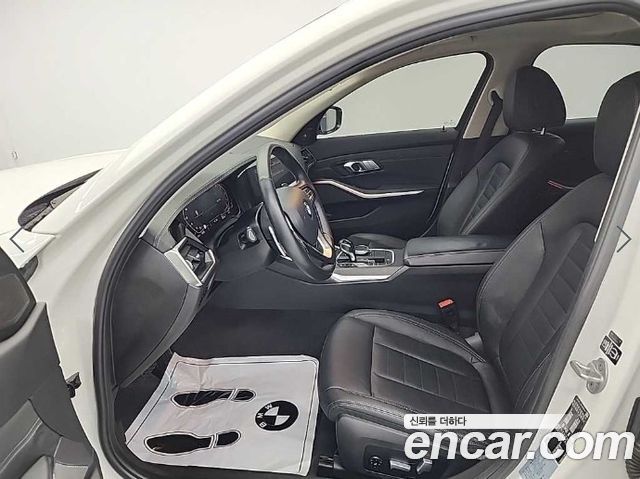 BMW 3-Series 320i Luxury