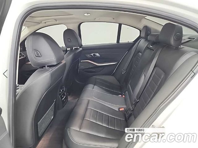 BMW 3-Series 320i Luxury