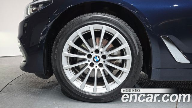 BMW 5-Series 520i Luxury