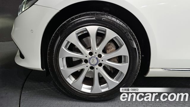 Mercedes-Benz E-Class E300 4MATIC Exclusive