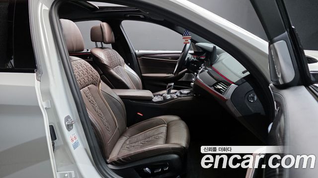 BMW 5-Series M550i xDrive