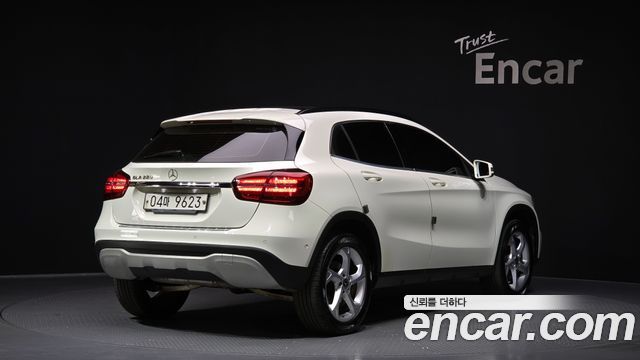 Mercedes-Benz GLA-Class GLA220