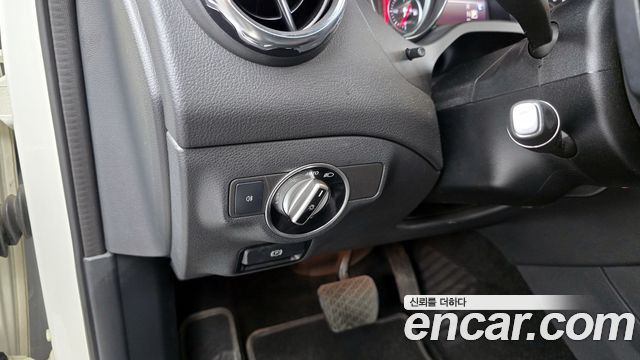 Mercedes-Benz GLA-Class GLA220