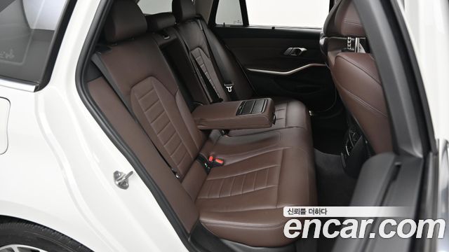 BMW 3-Series 320i Touring Luxury