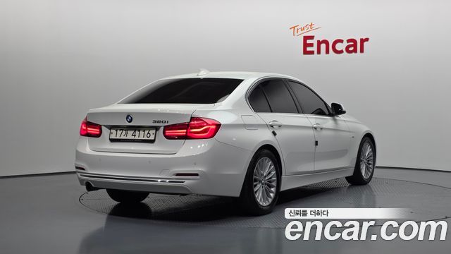 BMW 3-Series 320i Luxury