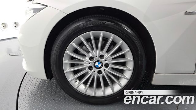 BMW 3-Series 320i Luxury