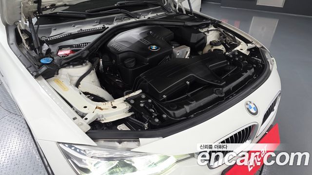 BMW 3-Series 320i Luxury