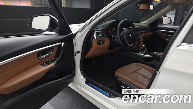 BMW 3-Series 320i Luxury