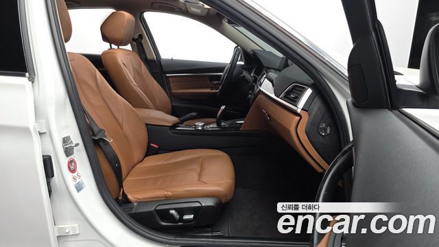 BMW 3-Series 320i Luxury