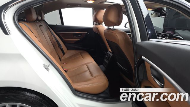 BMW 3-Series 320i Luxury