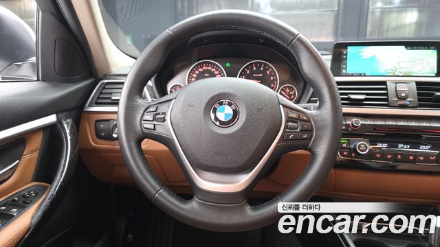 BMW 3-Series 320i Luxury