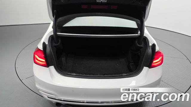 BMW 3-Series 320i Luxury