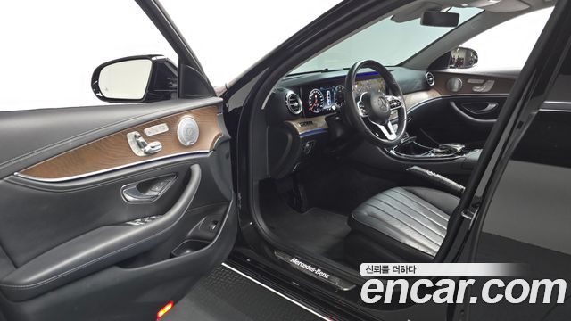 Mercedes-Benz E-Class E300 4MATIC Exclusive