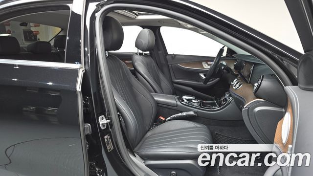 Mercedes-Benz E-Class E300 4MATIC Exclusive
