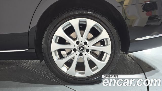 Mercedes-Benz E-Class E300 4MATIC Exclusive