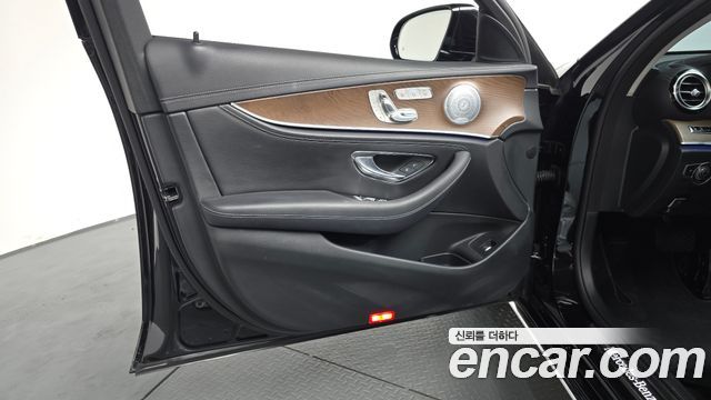 Mercedes-Benz E-Class E300 4MATIC Exclusive