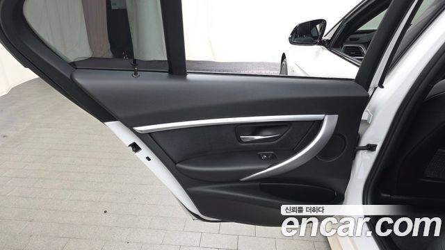 BMW 3-Series 320i M Sport Shadow