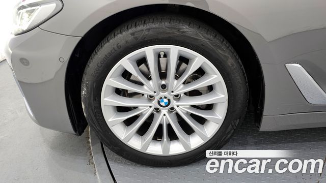 BMW 5-Series 520i Luxury
