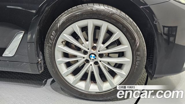 BMW 5-Series 530i xDrive Luxury