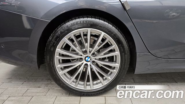 BMW 3-Series 320i Luxury