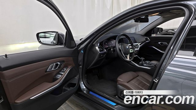BMW 3-Series 320i Luxury