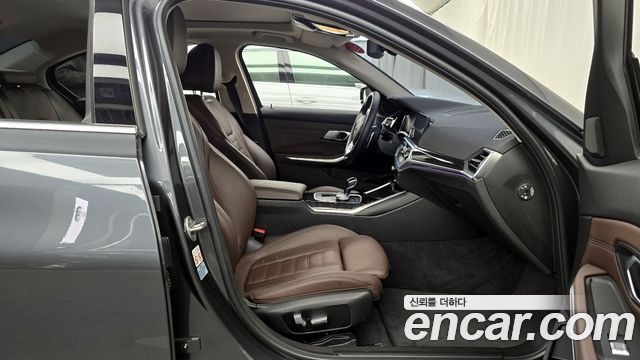 BMW 3-Series 320i Luxury