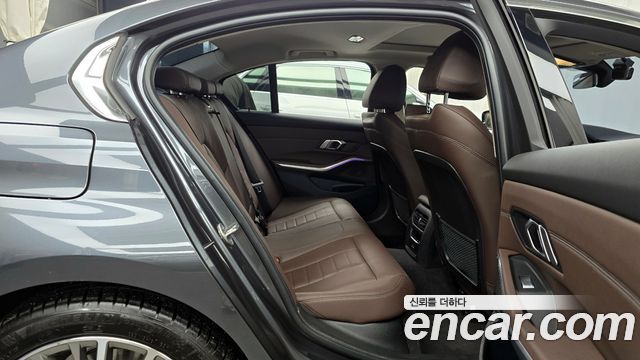 BMW 3-Series 320i Luxury