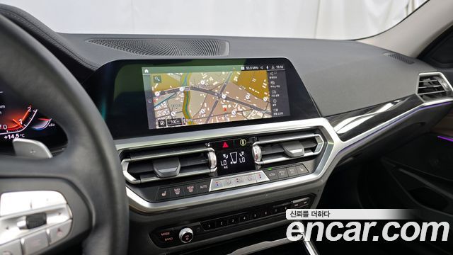 BMW 3-Series 320i Luxury