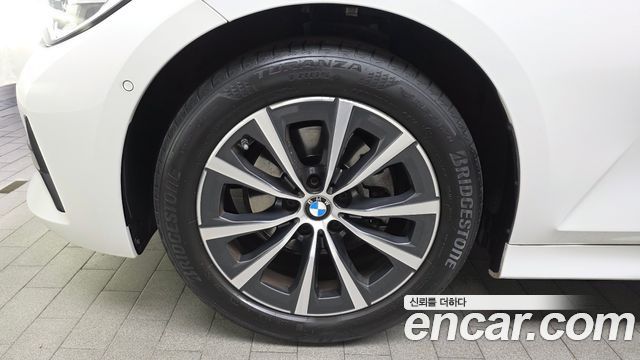 BMW 3-Series 320i