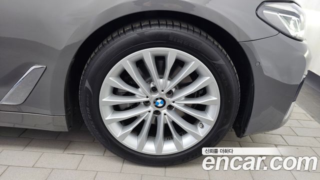 BMW 5-Series 520i Luxury
