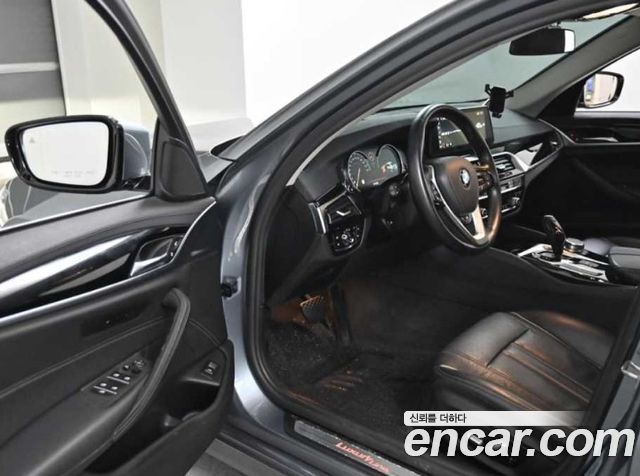 BMW 5-Series 520i Luxury