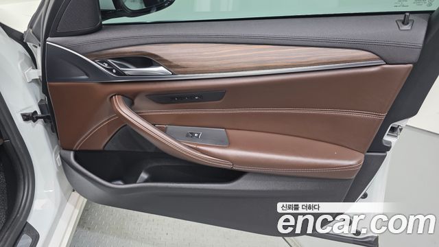 BMW 5-Series 530i xDrive Luxury Plus