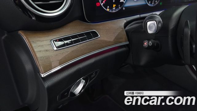 Mercedes-Benz E-Class E300 4MATIC Exclusive