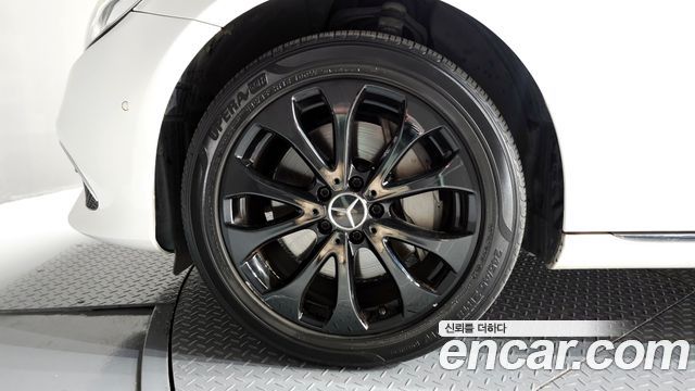 Mercedes-Benz E-Class E300 4MATIC Exclusive