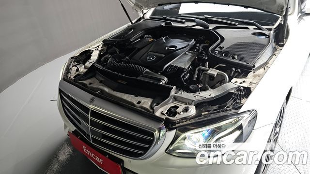 Mercedes-Benz E-Class E300 4MATIC Exclusive