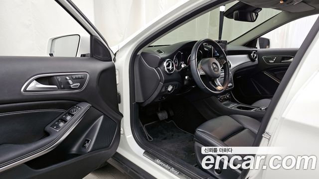Mercedes-Benz GLA-Class GLA220 Premium