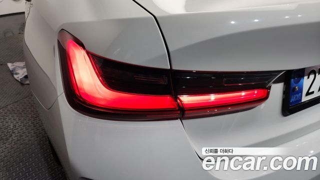 BMW 3-Series 320i