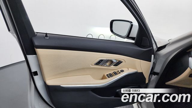 BMW 3-Series 320i