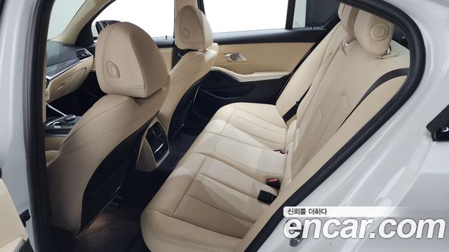 BMW 3-Series 320i