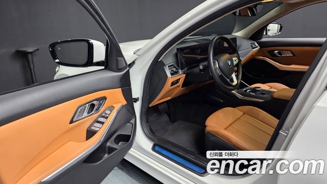 BMW 3-Series 320i