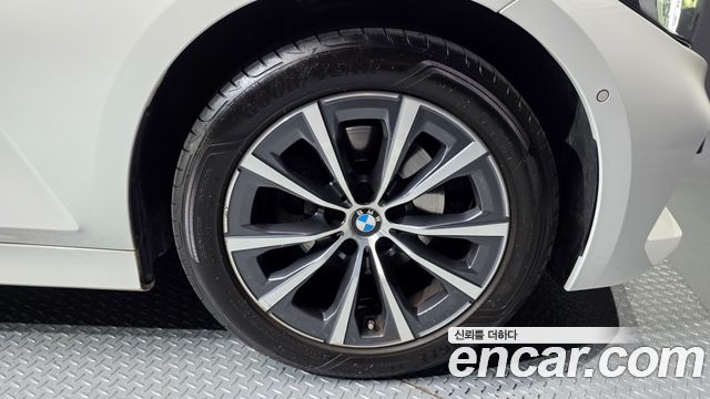 BMW 3-Series 320i