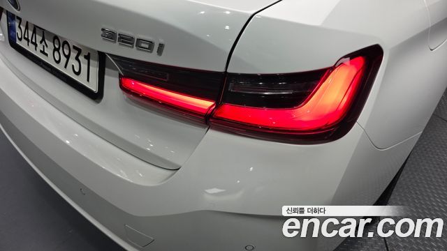 BMW 3-Series 320i