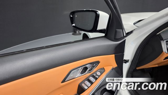 BMW 3-Series 320i