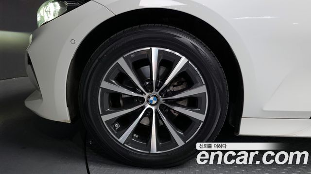 BMW 3-Series 320i