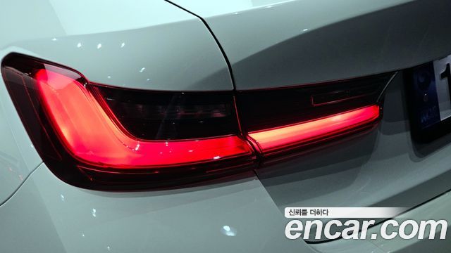 BMW 3-Series 320i