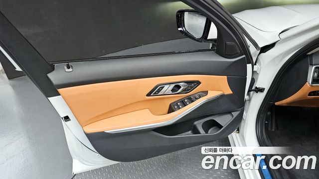 BMW 3-Series 320i