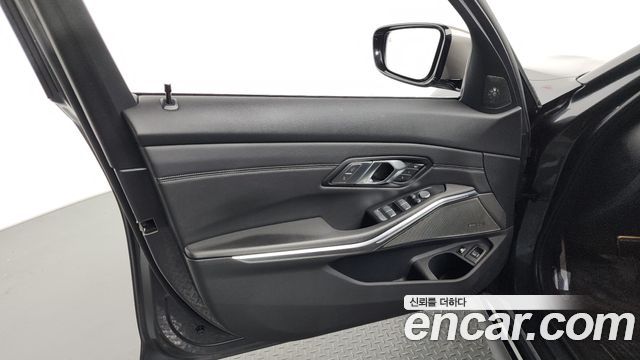 BMW 3-Series 330e Luxury