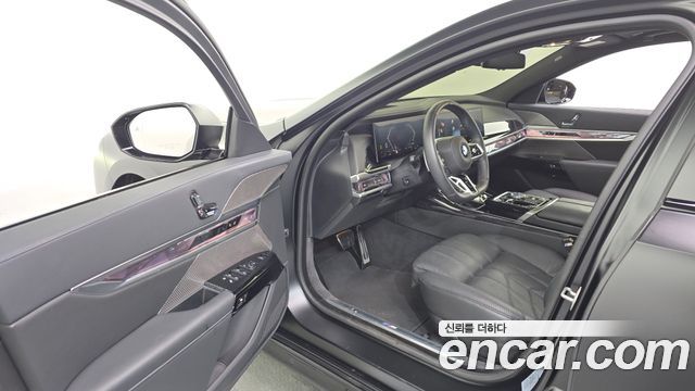 BMW 7-Series 740i xDrive M Sport Individual All Black Edition