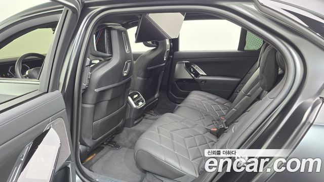 BMW 7-Series 740i xDrive M Sport Individual All Black Edition